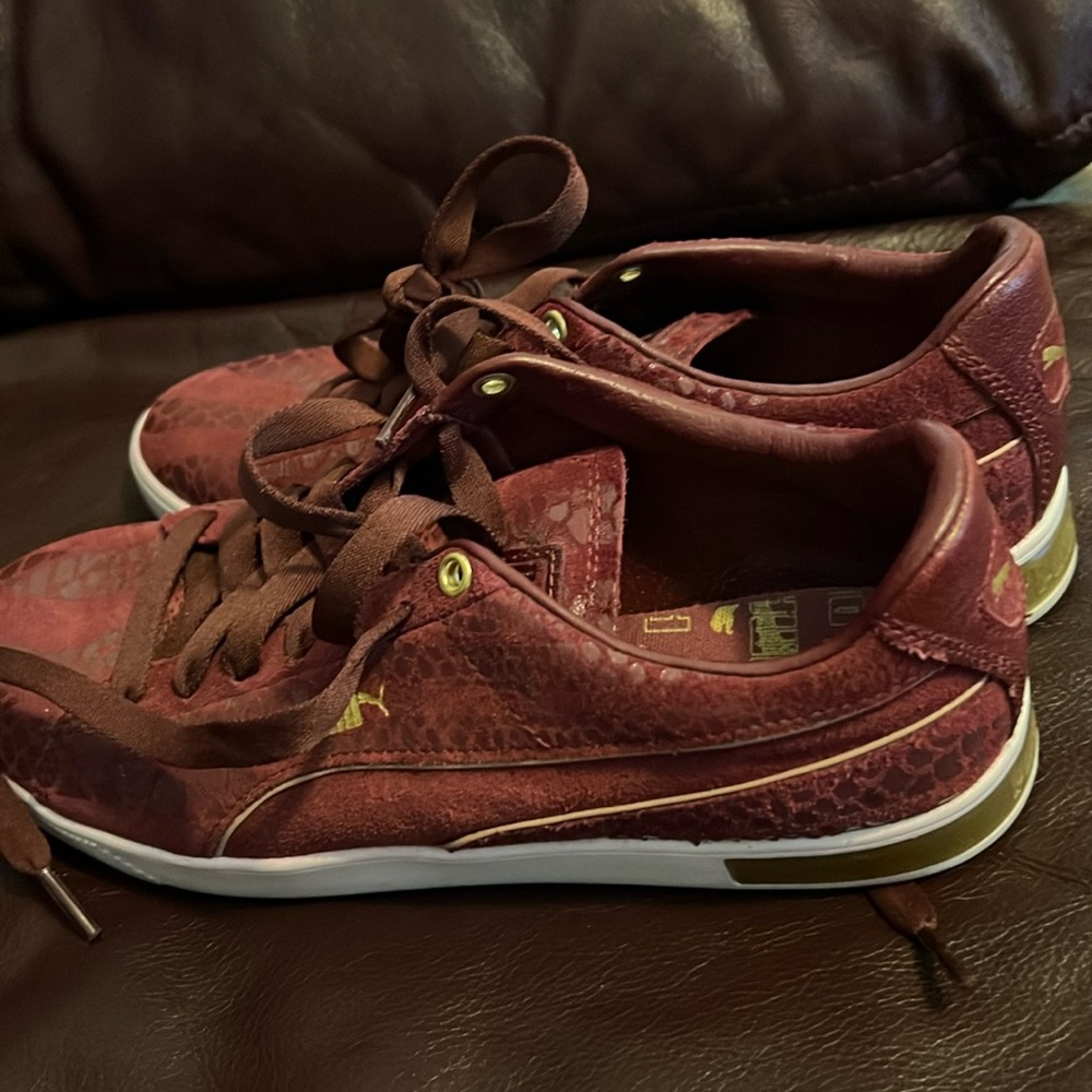 Gently used burgundy with gold trim women’s Puma sneakers US size 9!